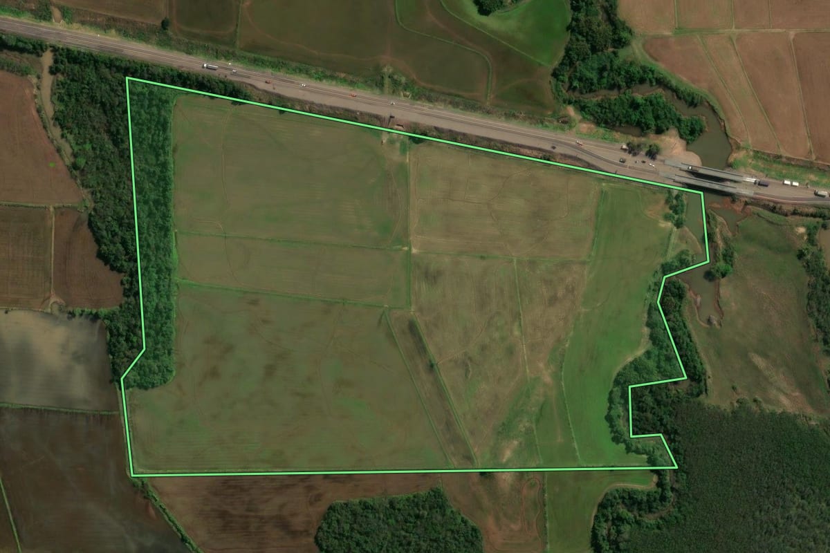 Imagem de satélite do imóvel rural em Santa Maria (RS), com o contorno declarado no CAR desenhado por cima.