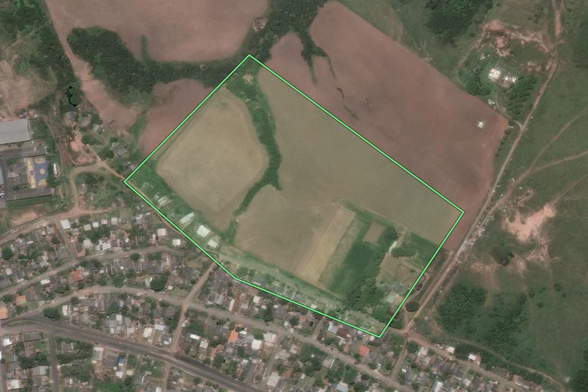 Imagem de satélite do imóvel rural em Santa Maria (RS), com o contorno declarado no CAR desenhado por cima.