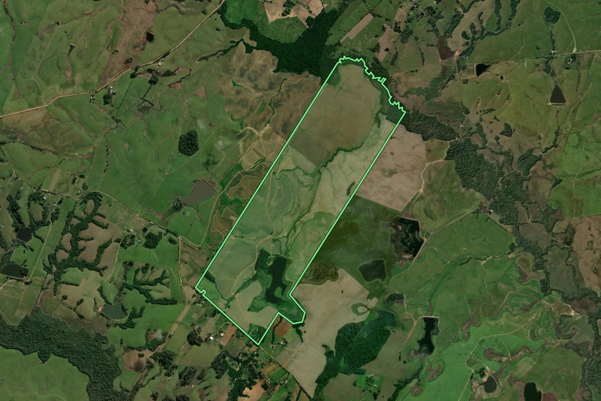 Imagem de satélite do imóvel rural em Santa Maria (RS), com o contorno declarado no CAR desenhado por cima.