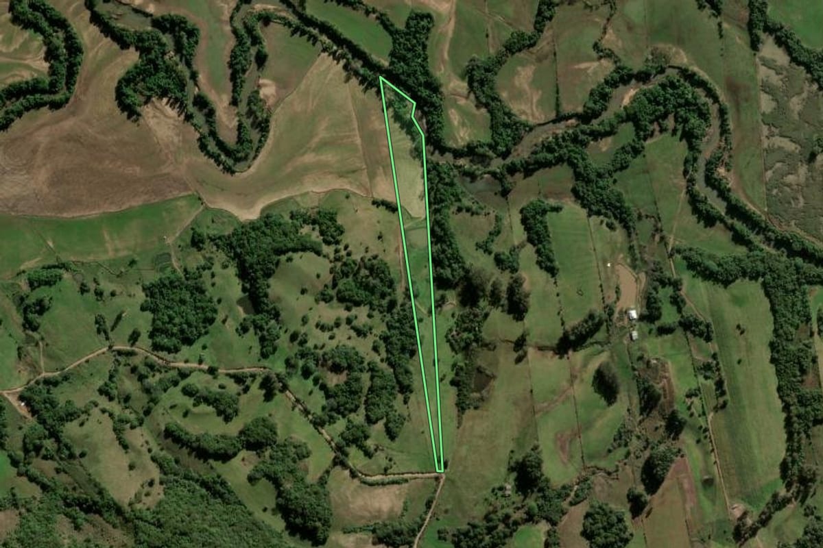 Imagem de satélite do imóvel rural em Santa Maria (RS), com o contorno declarado no CAR desenhado por cima.