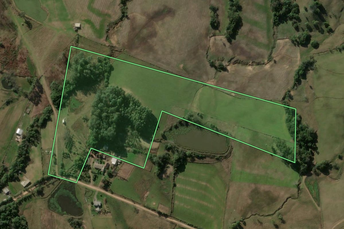 Imagem de satélite do imóvel rural em Santa Maria (RS), com o contorno declarado no CAR desenhado por cima.