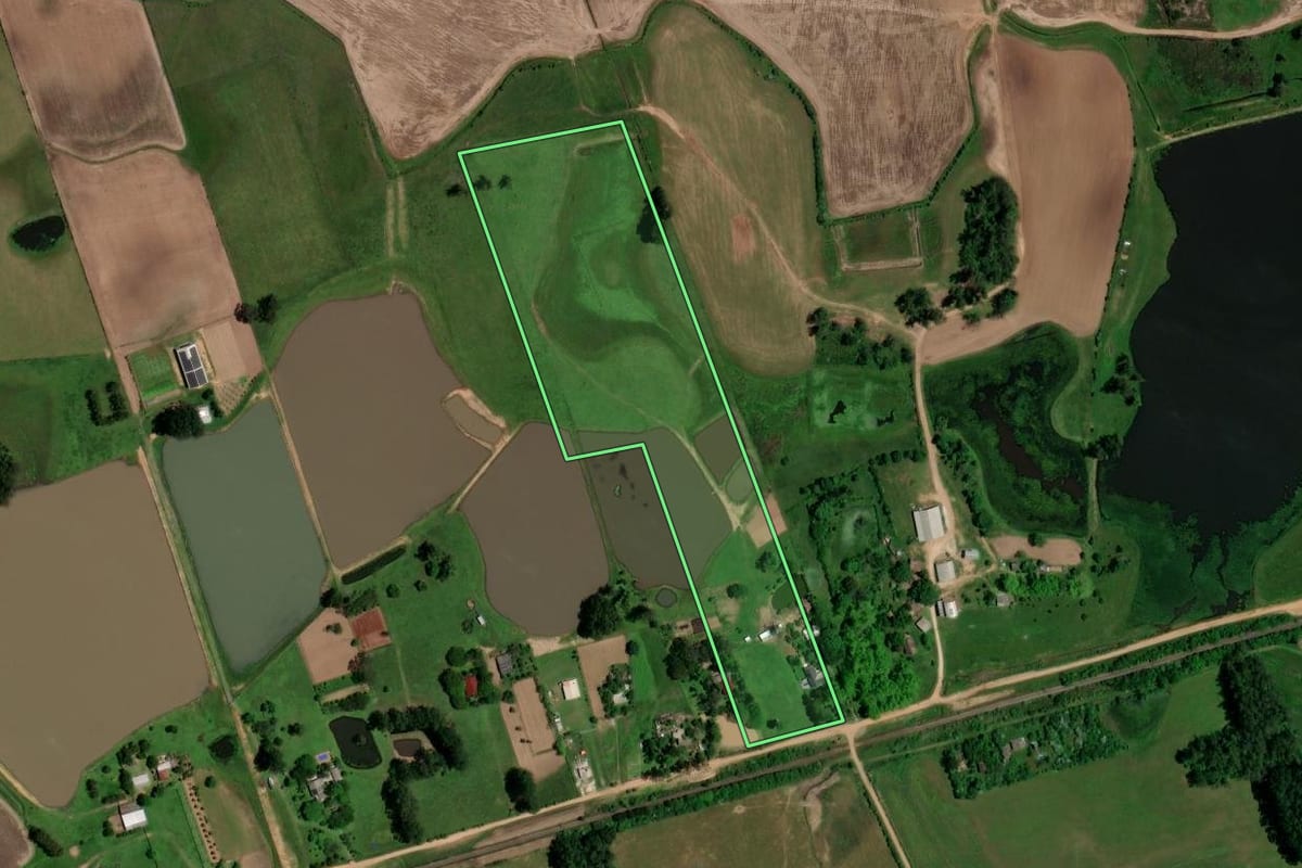 Imagem de satélite do imóvel rural em Santa Maria (RS), com o contorno declarado no CAR desenhado por cima.