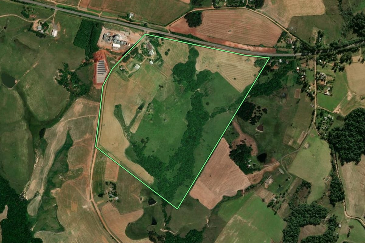 Imagem de satélite do imóvel rural em Santa Maria (RS), com o contorno declarado no CAR desenhado por cima.