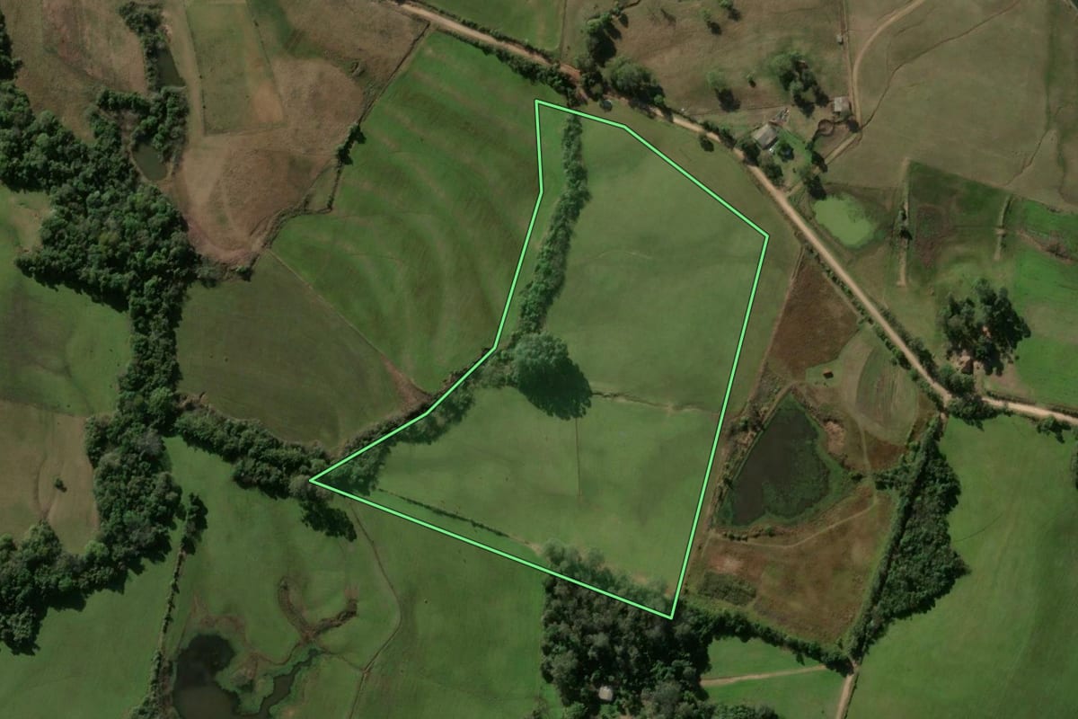 Imagem de satélite do imóvel rural em Santa Maria (RS), com o contorno declarado no CAR desenhado por cima.