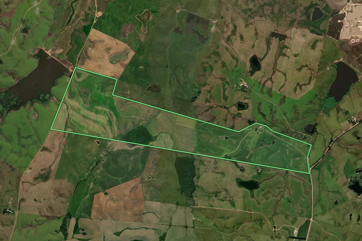 Imagem de satélite do imóvel rural em Santa Maria (RS), com o contorno declarado no CAR desenhado por cima.