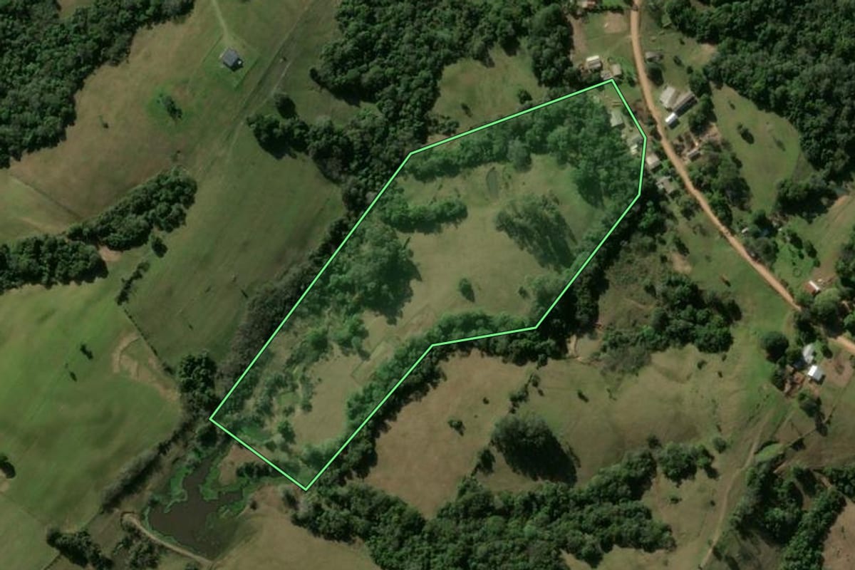 Imagem de satélite do imóvel rural em Santa Maria (RS), com o contorno declarado no CAR desenhado por cima.