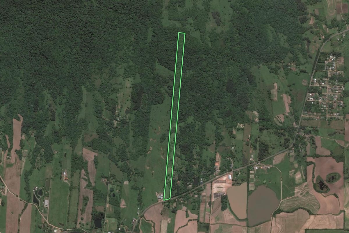 Imagem de satélite do imóvel rural em Santa Maria (RS), com o contorno declarado no CAR desenhado por cima.