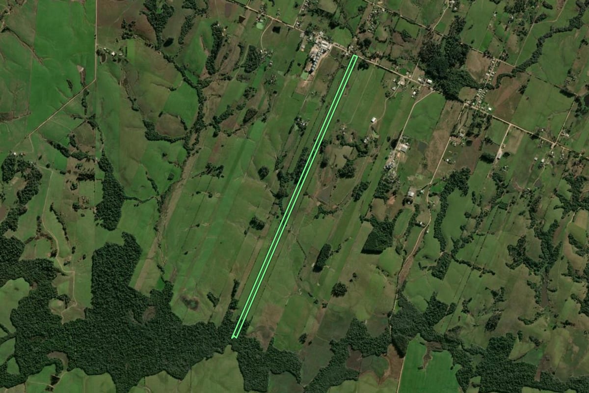 Imagem de satélite do imóvel rural em Santa Maria (RS), com o contorno declarado no CAR desenhado por cima.