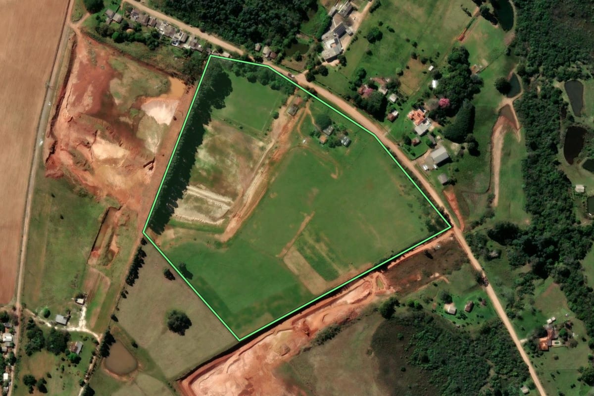 Imagem de satélite do imóvel rural em Santa Maria (RS), com o contorno declarado no CAR desenhado por cima.