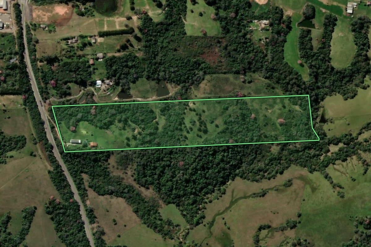 Imagem de satélite do imóvel rural em Santa Maria (RS), com o contorno declarado no CAR desenhado por cima.