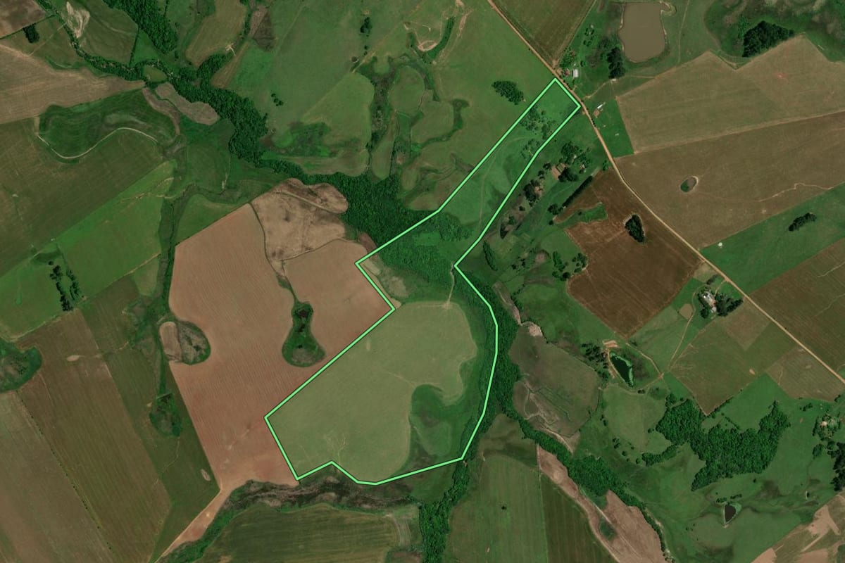 Imagem de satélite do imóvel rural em Santa Maria (RS), com o contorno declarado no CAR desenhado por cima.