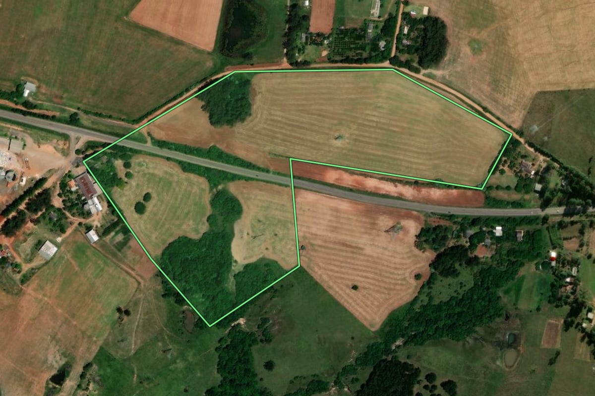 Imagem de satélite do imóvel rural em Santa Maria (RS), com o contorno declarado no CAR desenhado por cima.
