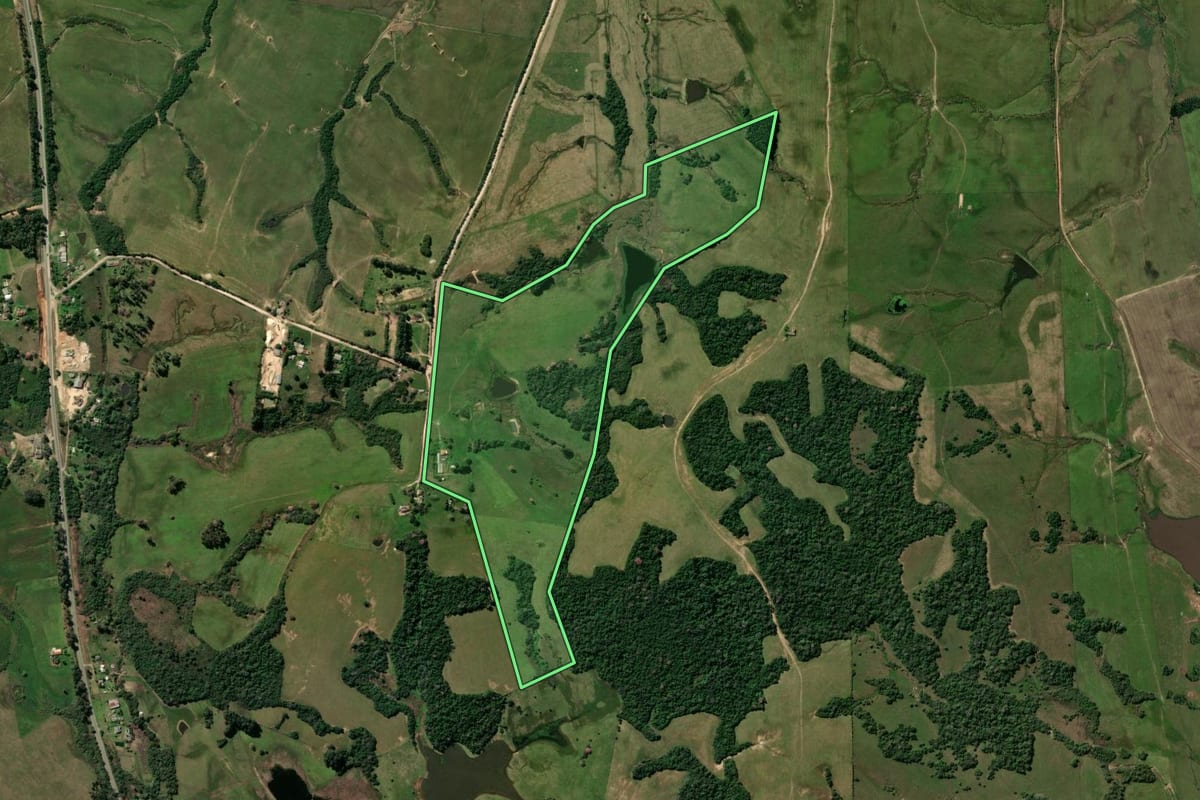 Imagem de satélite do imóvel rural em Santa Maria (RS), com o contorno declarado no CAR desenhado por cima.