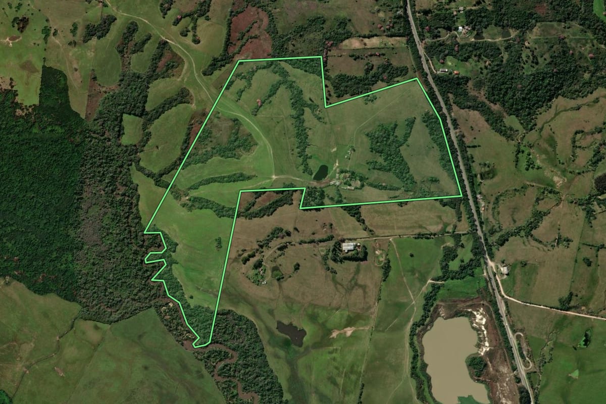 Imagem de satélite do imóvel rural em Santa Maria (RS), com o contorno declarado no CAR desenhado por cima.