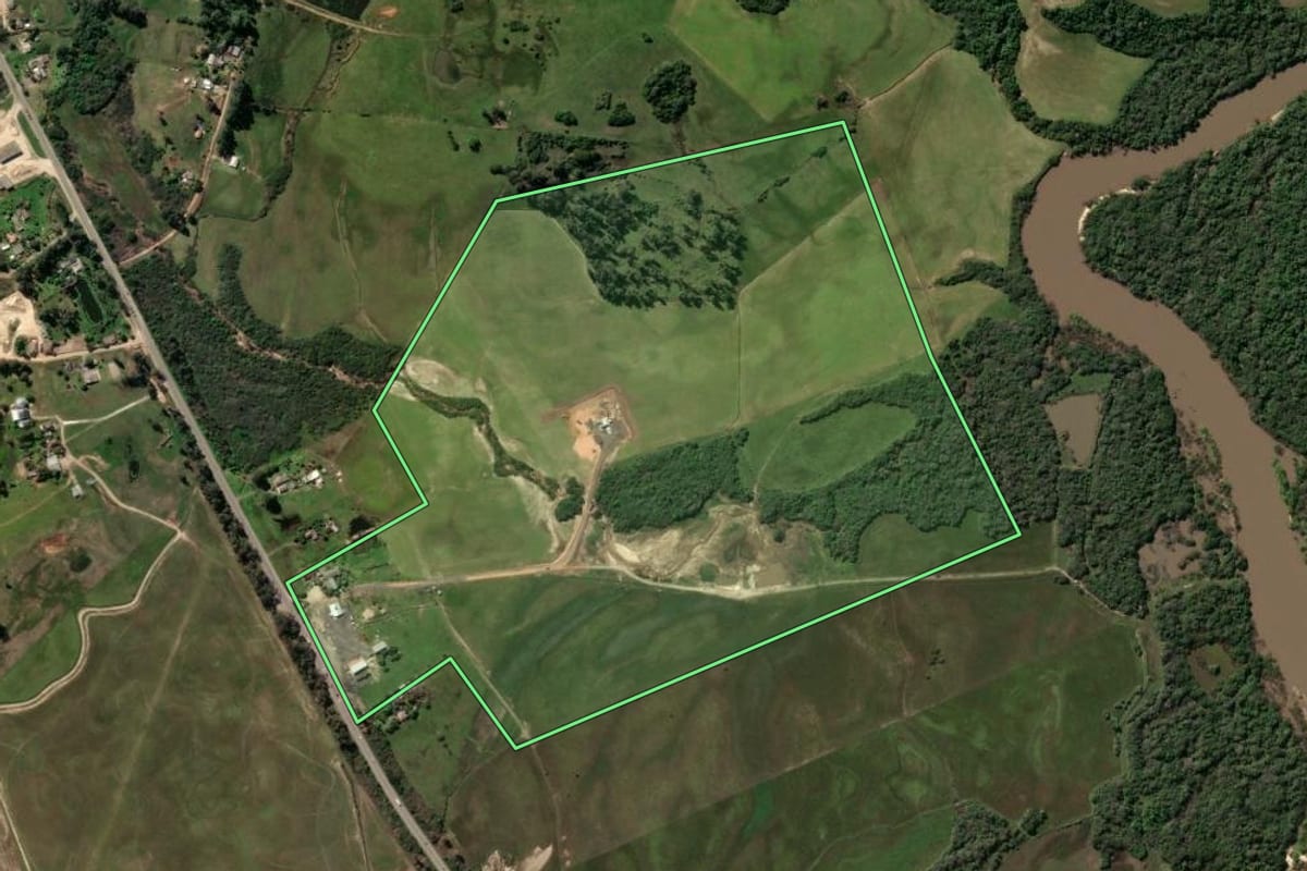 Imagem de satélite do imóvel rural em Santa Maria (RS), com o contorno declarado no CAR desenhado por cima.