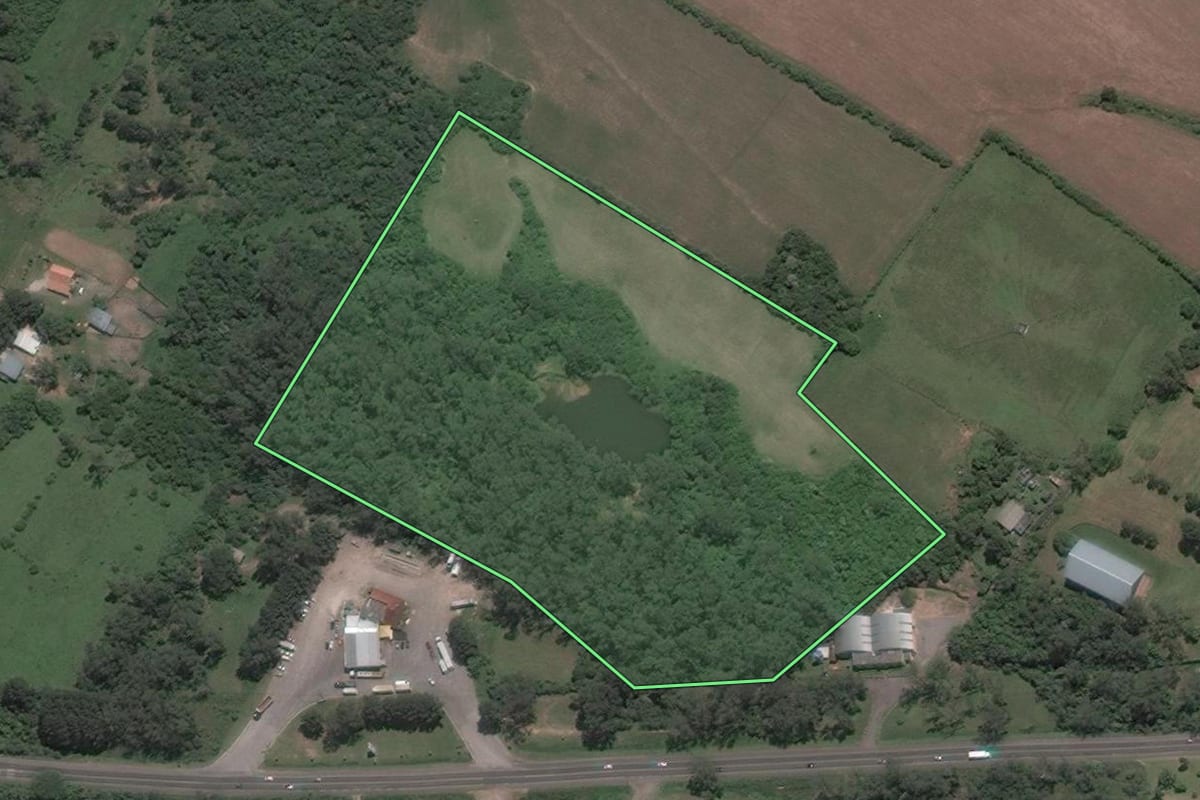 Imagem de satélite do imóvel rural em Santa Maria (RS), com o contorno declarado no CAR desenhado por cima.