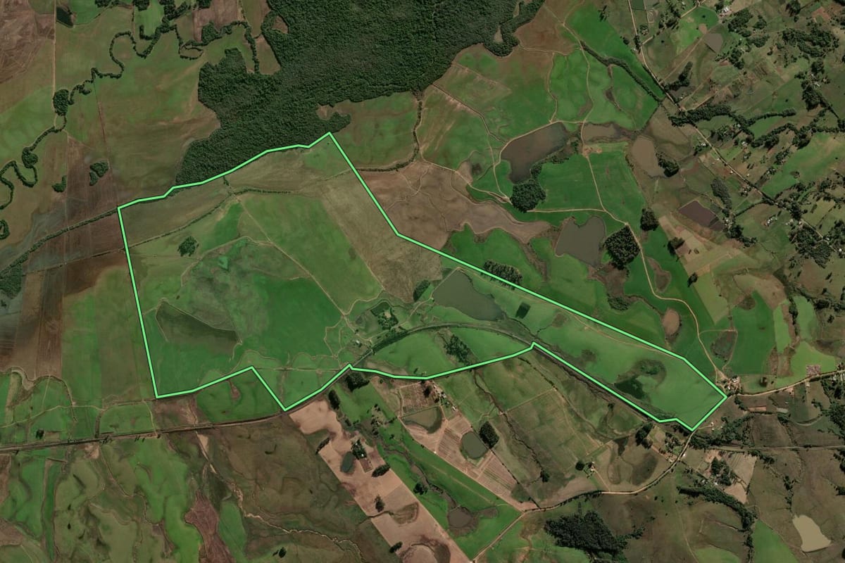 Imagem de satélite do imóvel rural em Santa Maria (RS), com o contorno declarado no CAR desenhado por cima.