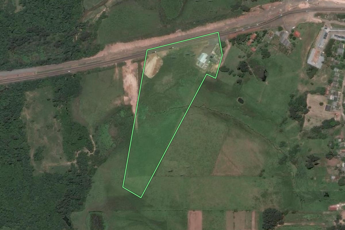 Imagem de satélite do imóvel rural em Santa Maria (RS), com o contorno declarado no CAR desenhado por cima.