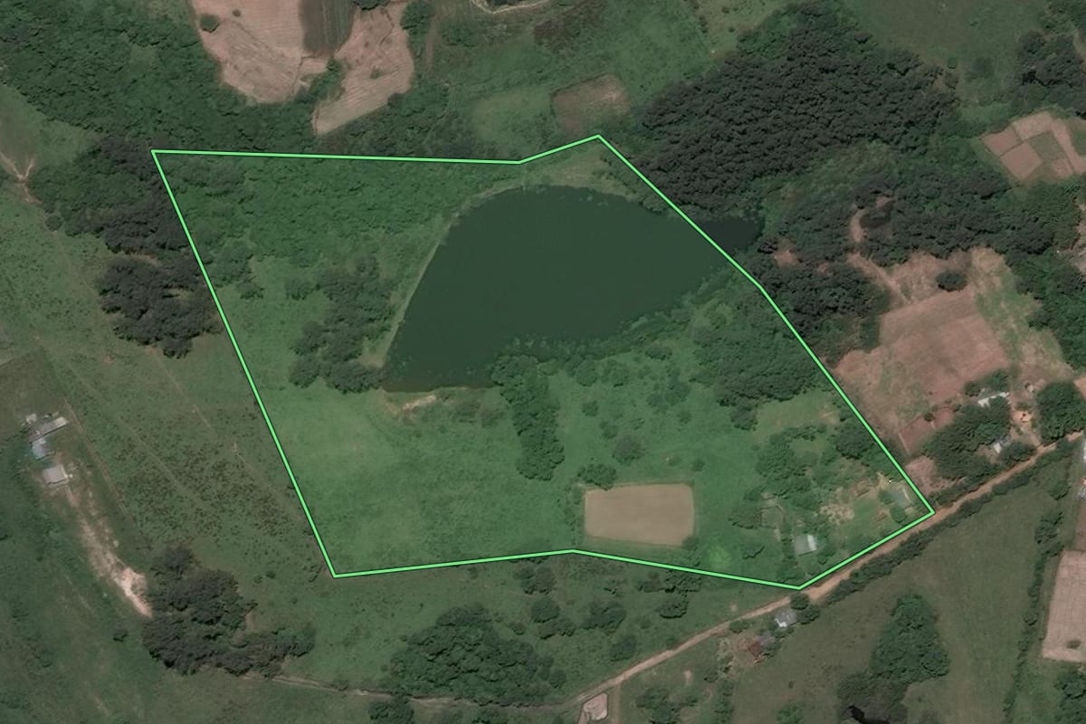 Imagem de satélite do imóvel rural em Santa Maria (RS), com o contorno declarado no CAR desenhado por cima.