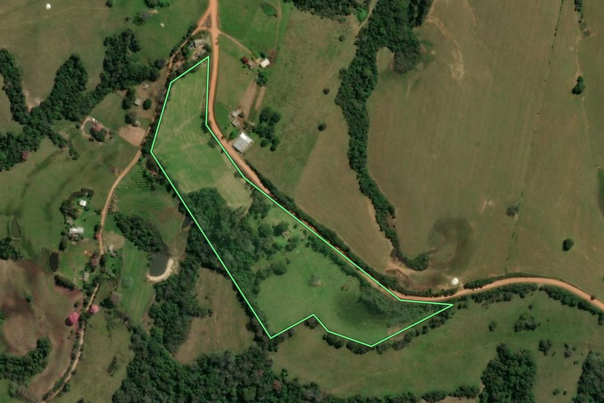 Imagem de satélite do imóvel rural em Santa Maria (RS), com o contorno declarado no CAR desenhado por cima.