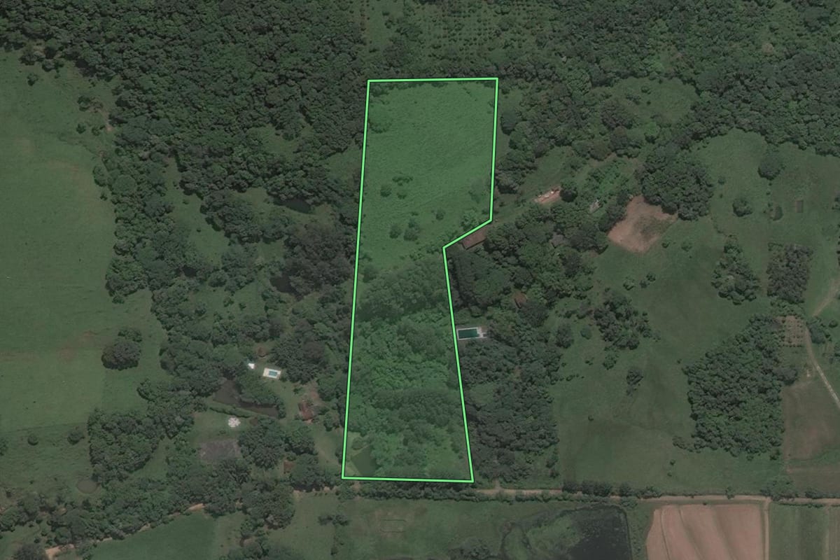 Imagem de satélite do imóvel rural em Santa Maria (RS), com o contorno declarado no CAR desenhado por cima.