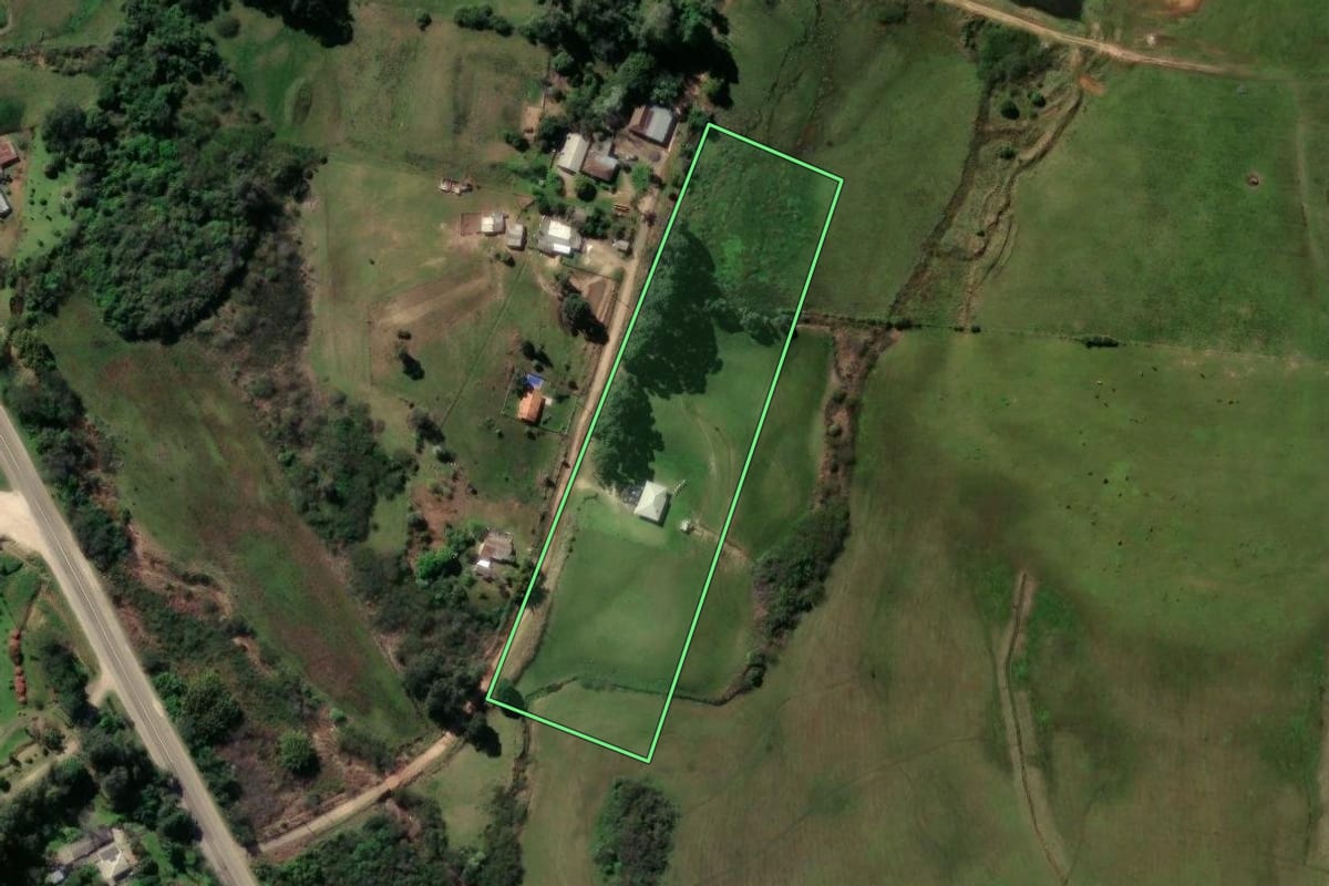 Imagem de satélite do imóvel rural em Santa Maria (RS), com o contorno declarado no CAR desenhado por cima.