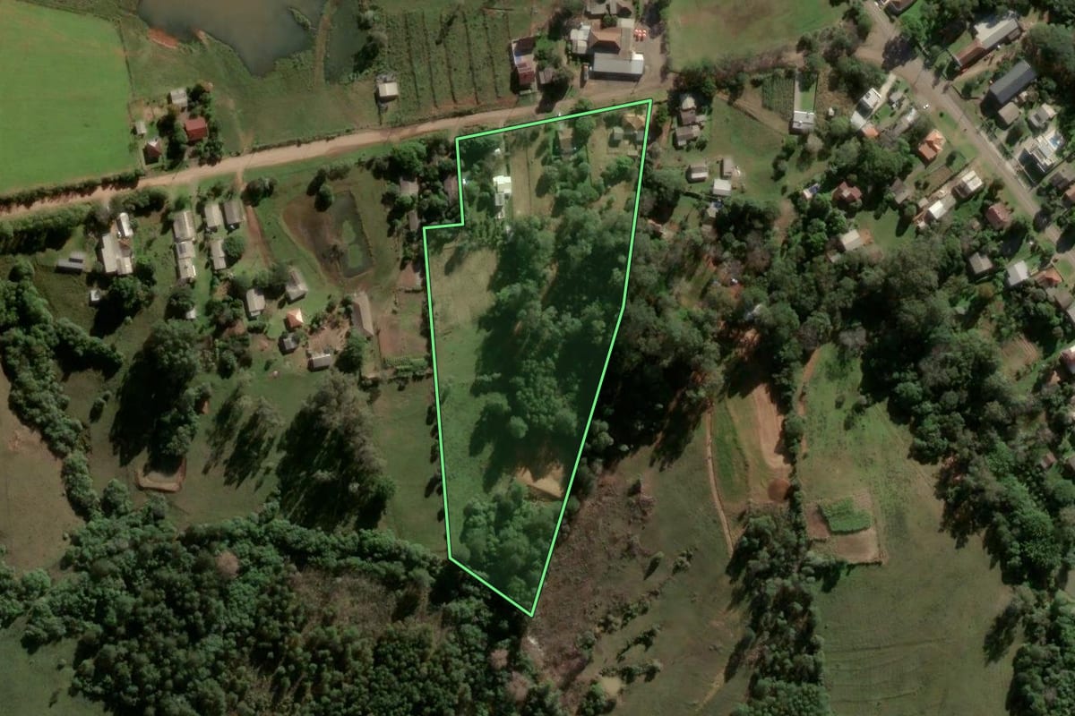 Imagem de satélite do imóvel rural em Santa Maria (RS), com o contorno declarado no CAR desenhado por cima.