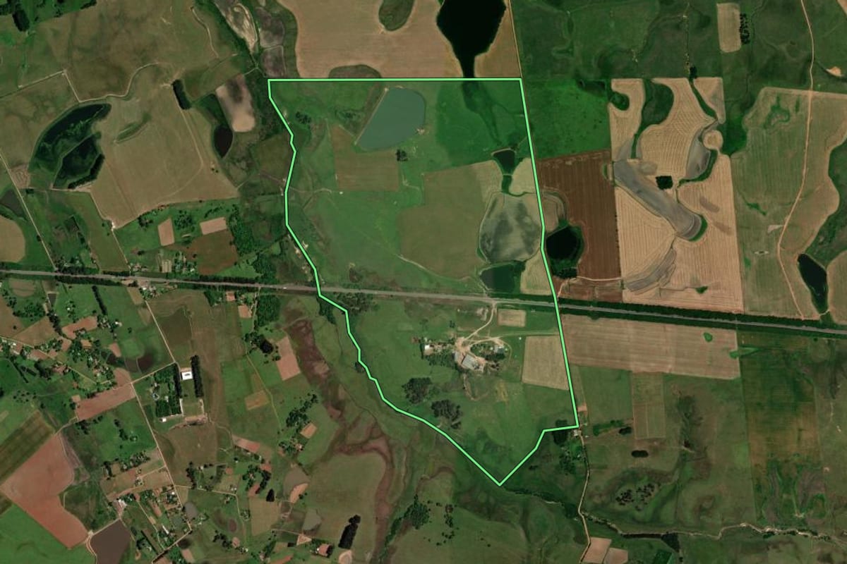 Imagem de satélite do imóvel rural em Santa Maria (RS), com o contorno declarado no CAR desenhado por cima.