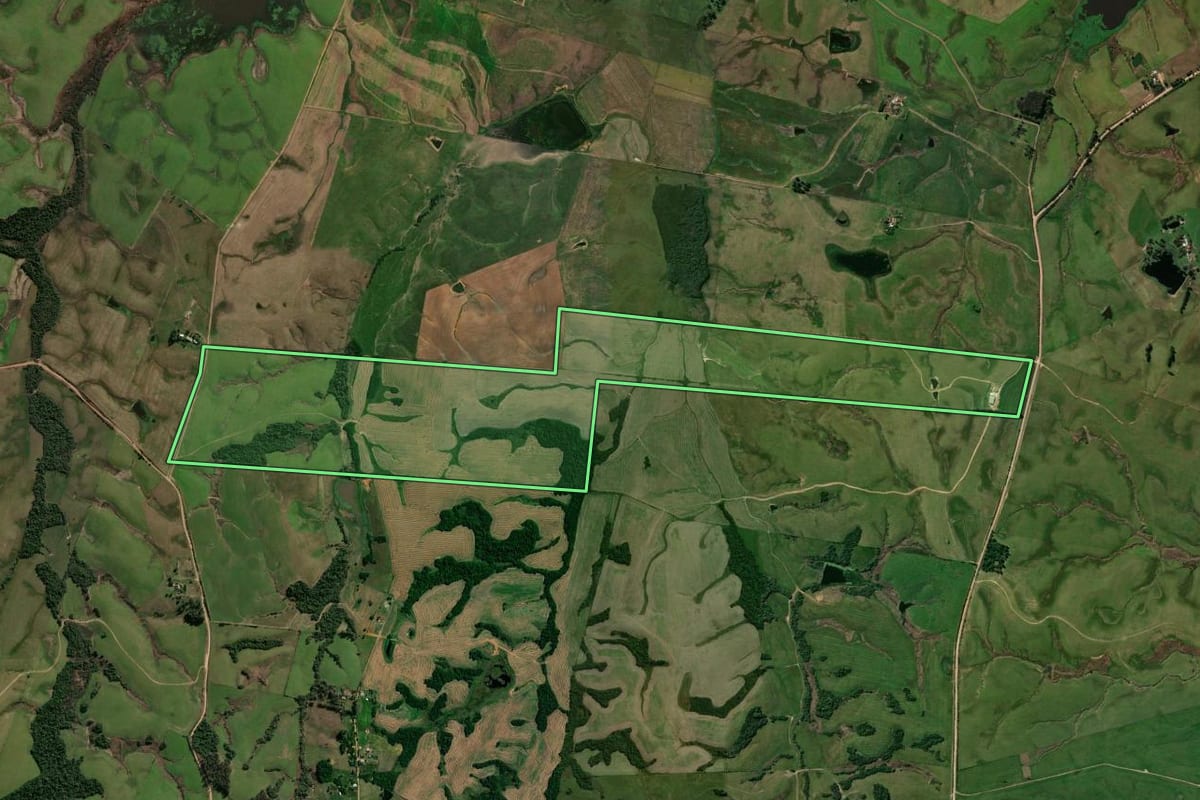 Imagem de satélite do imóvel rural em Santa Maria (RS), com o contorno declarado no CAR desenhado por cima.