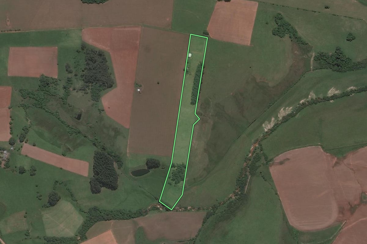 Imagem de satélite do imóvel rural em Santa Maria (RS), com o contorno declarado no CAR desenhado por cima.