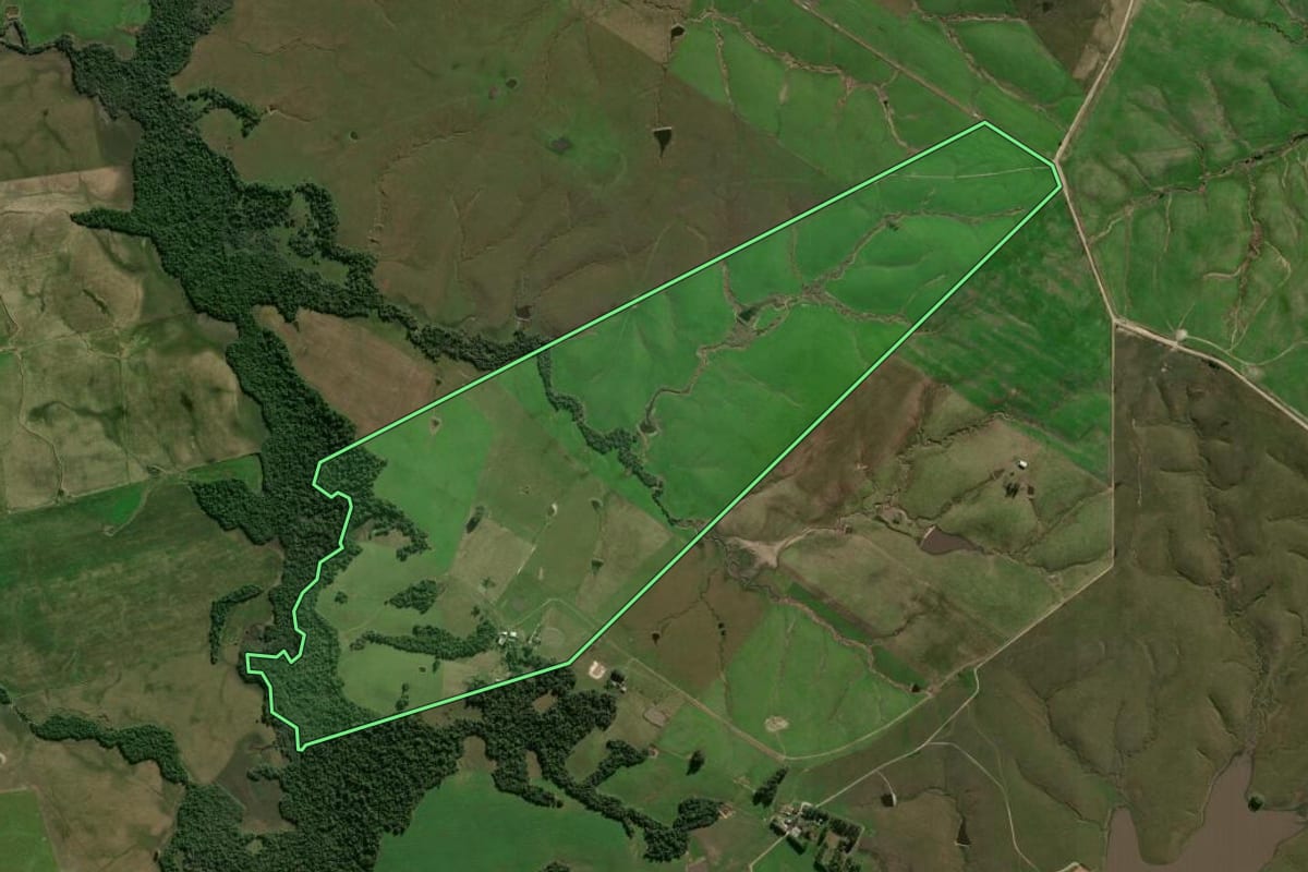 Imagem de satélite do imóvel rural em Santa Maria (RS), com o contorno declarado no CAR desenhado por cima.