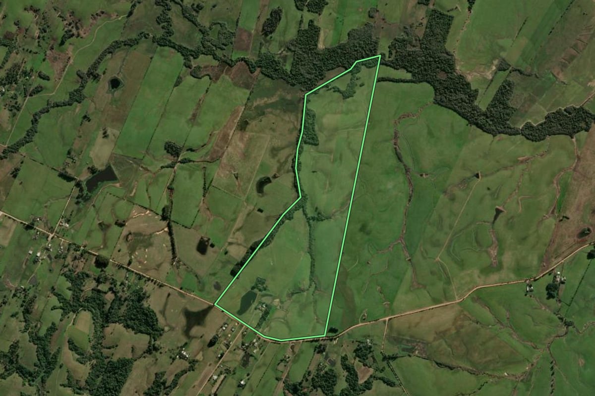 Imagem de satélite do imóvel rural em Santa Maria (RS), com o contorno declarado no CAR desenhado por cima.