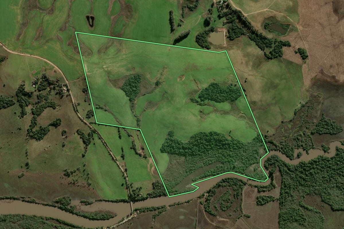 Imagem de satélite do imóvel rural em Santa Maria (RS), com o contorno declarado no CAR desenhado por cima.