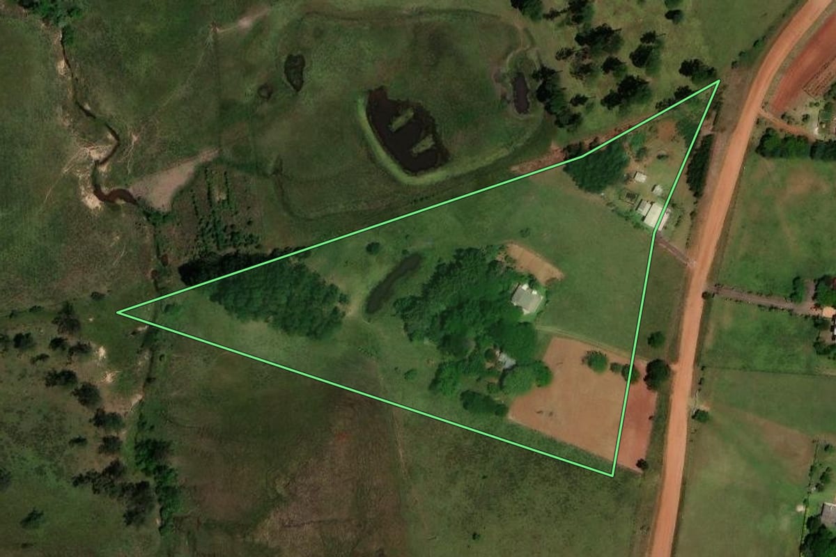 Imagem de satélite do imóvel rural em Santa Maria (RS), com o contorno declarado no CAR desenhado por cima.