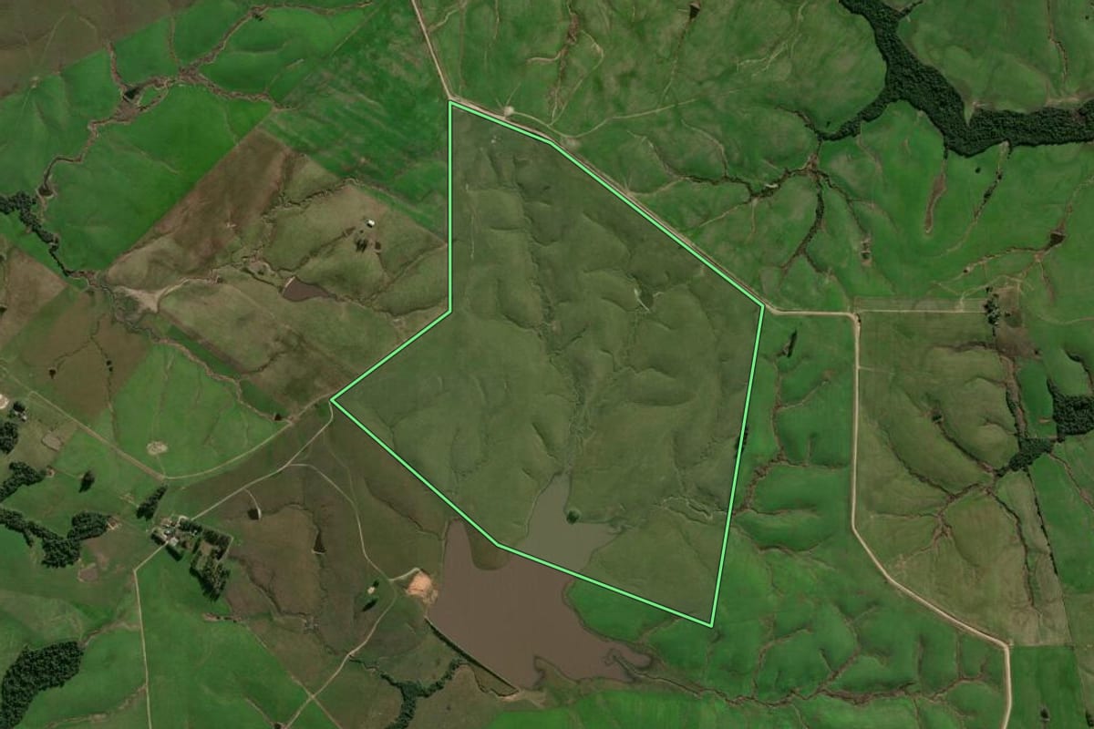 Imagem de satélite do imóvel rural em Santa Maria (RS), com o contorno declarado no CAR desenhado por cima.