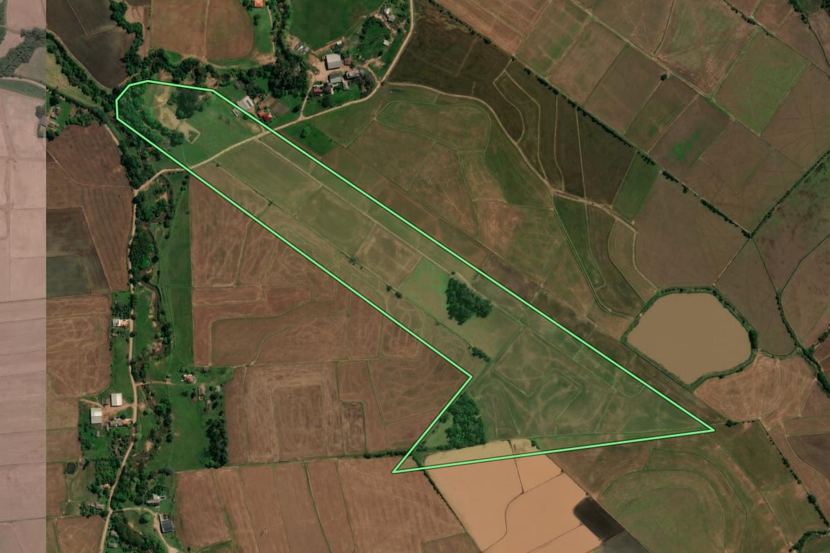 Imagem de satélite do imóvel rural em Santa Maria (RS), com o contorno declarado no CAR desenhado por cima.