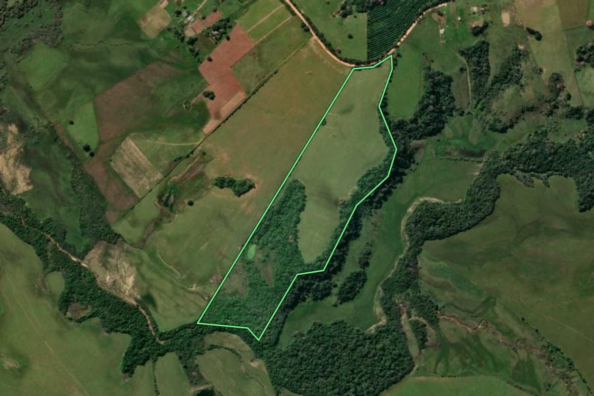 Imagem de satélite do imóvel rural em Santa Maria (RS), com o contorno declarado no CAR desenhado por cima.