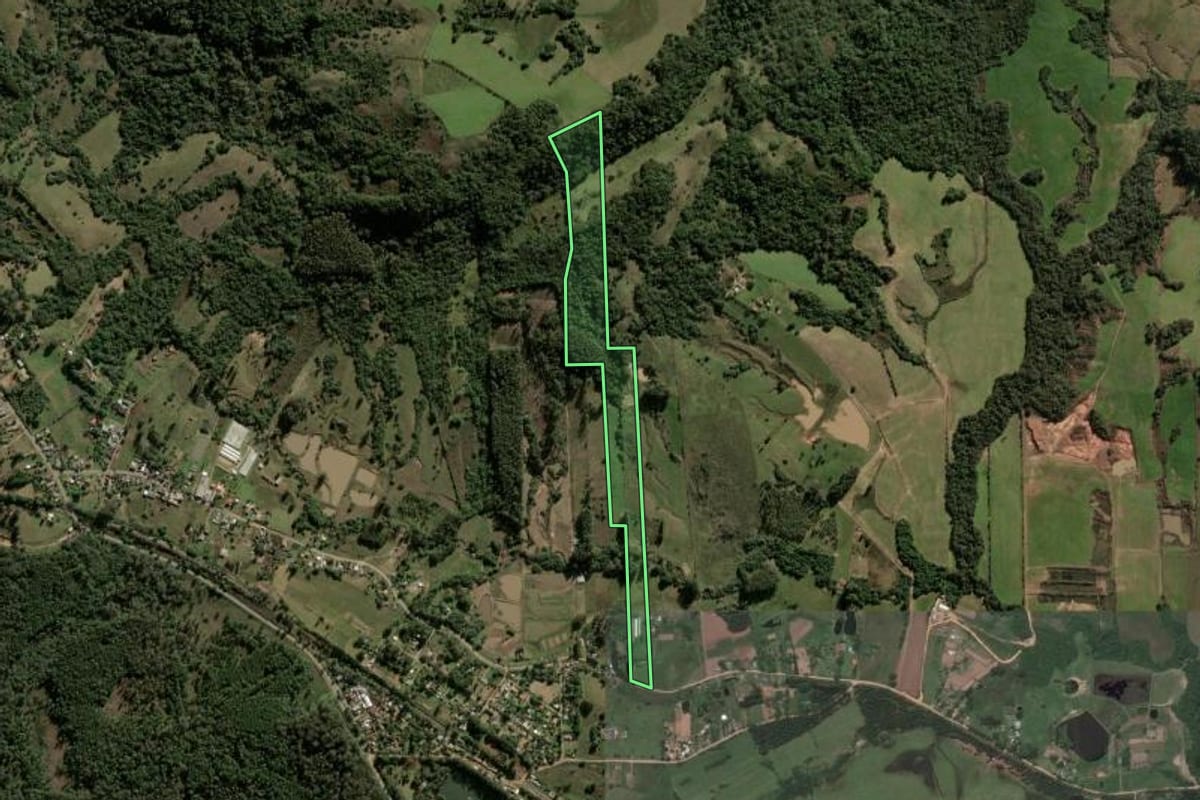 Imagem de satélite do imóvel rural em Santa Maria (RS), com o contorno declarado no CAR desenhado por cima.