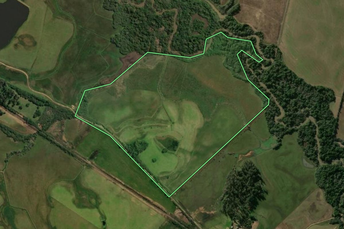 Imagem de satélite do imóvel rural em Santa Maria (RS), com o contorno declarado no CAR desenhado por cima.