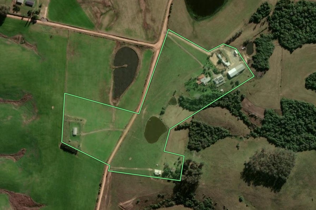 Imagem de satélite do imóvel rural em Santa Maria (RS), com o contorno declarado no CAR desenhado por cima.