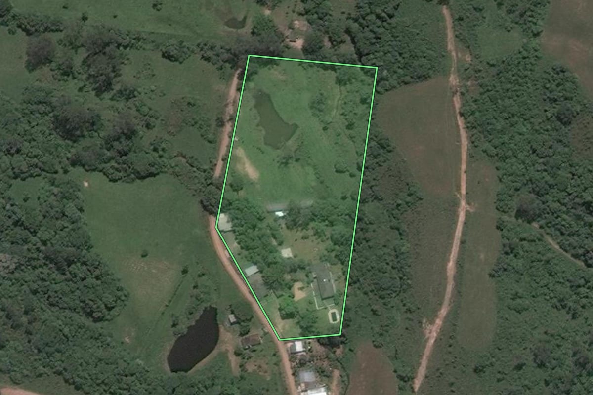 Imagem de satélite do imóvel rural em Santa Maria (RS), com o contorno declarado no CAR desenhado por cima.