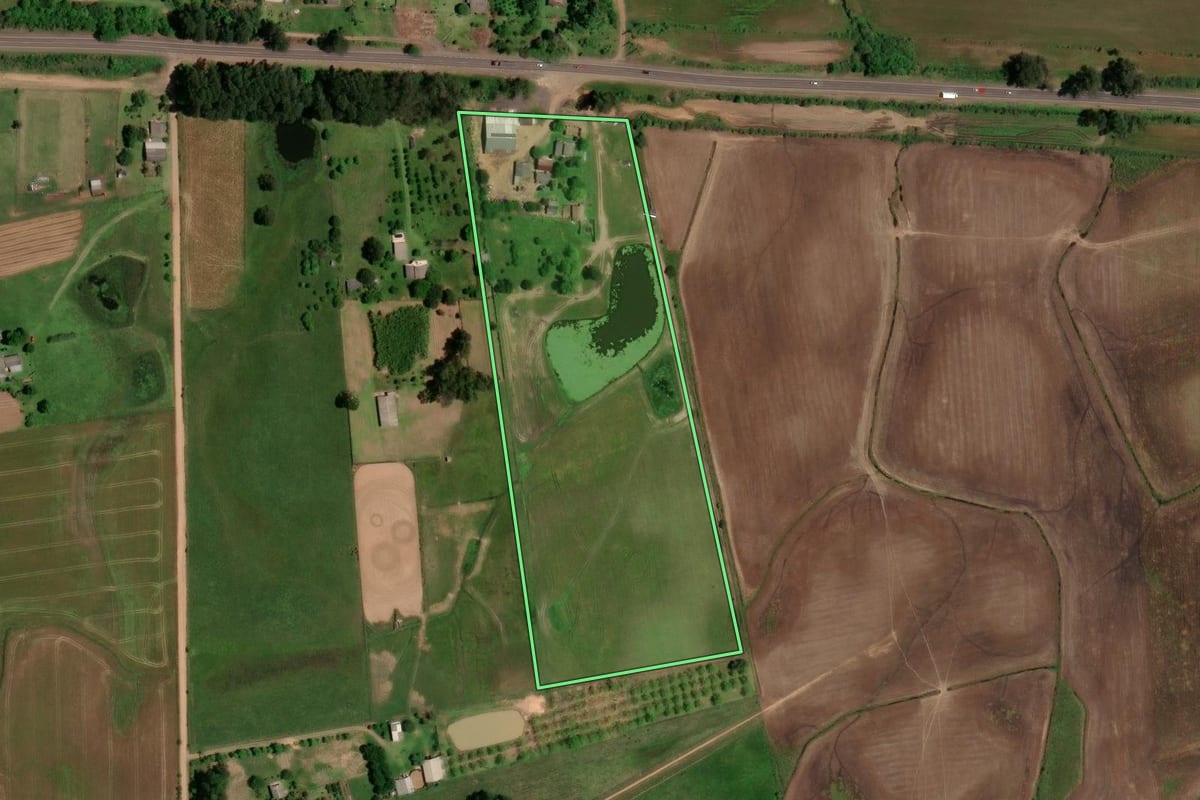 Imagem de satélite do imóvel rural em Santa Maria (RS), com o contorno declarado no CAR desenhado por cima.