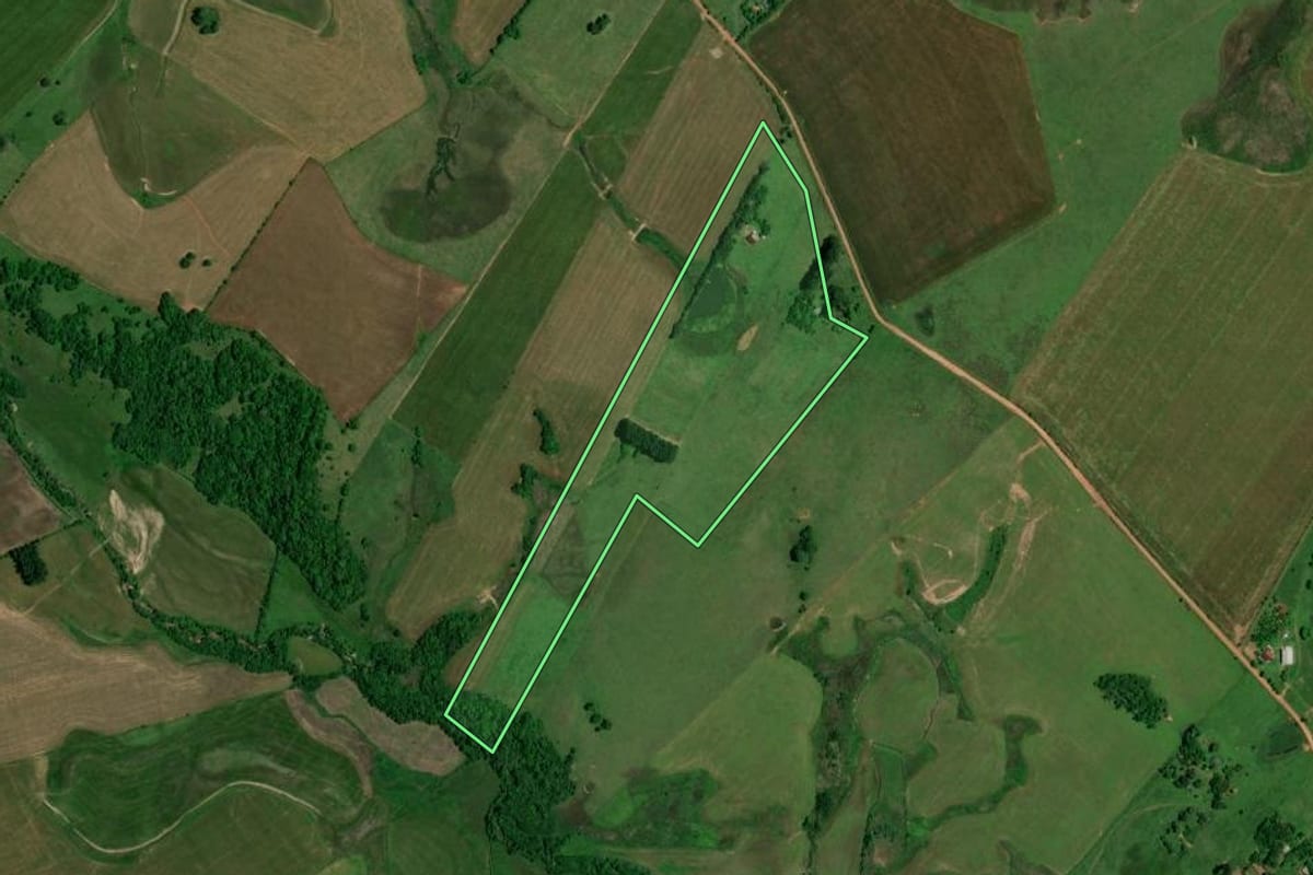 Imagem de satélite do imóvel rural em Santa Maria (RS), com o contorno declarado no CAR desenhado por cima.