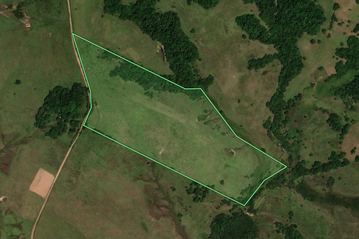 Imagem de satélite do imóvel rural em Santa Maria (RS), com o contorno declarado no CAR desenhado por cima.