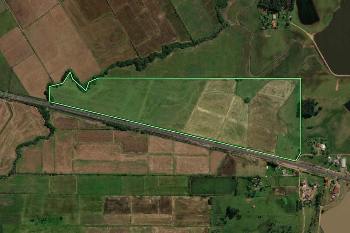 Imagem de satélite do imóvel rural em Santa Maria (RS), com o contorno declarado no CAR desenhado por cima.