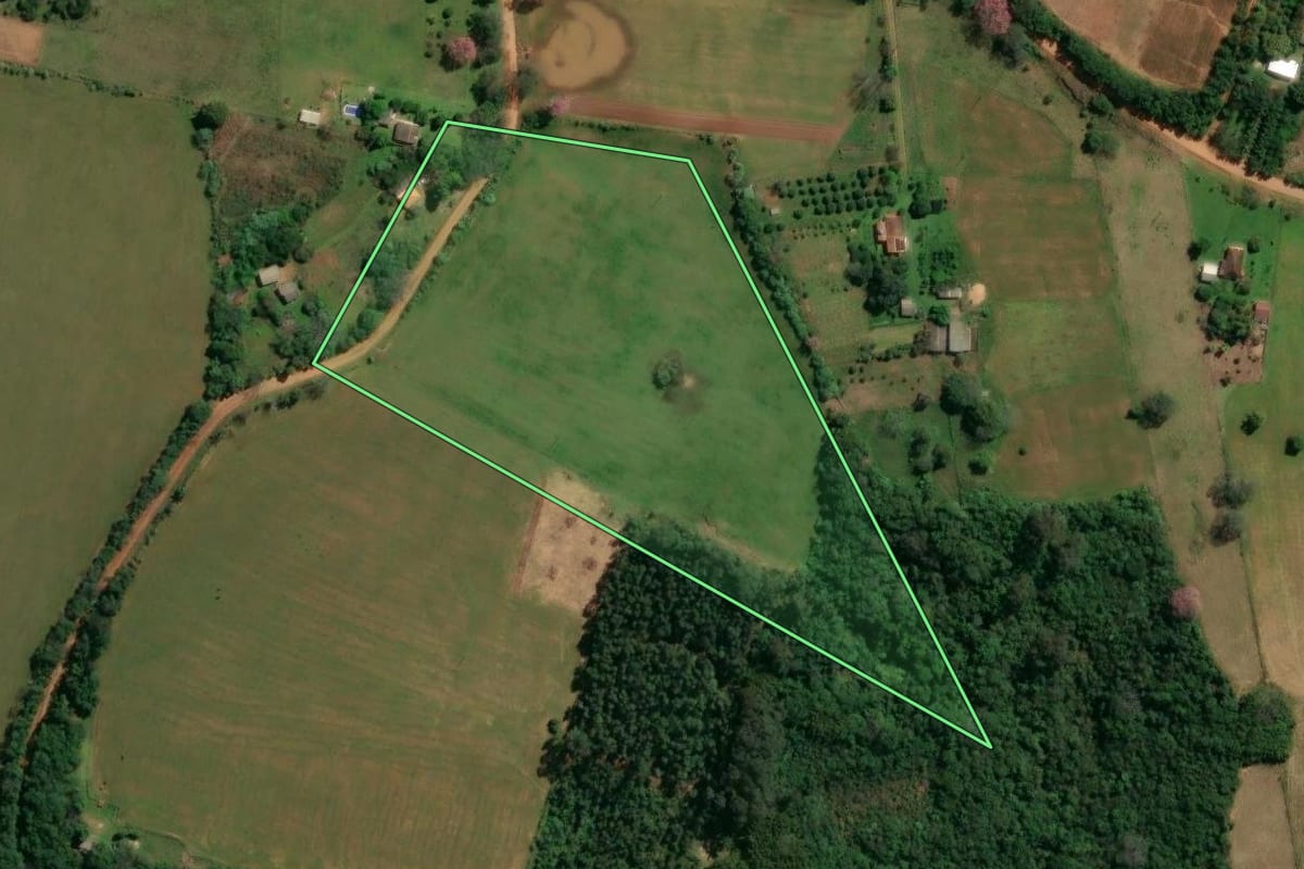 Imagem de satélite do imóvel rural em Santa Maria (RS), com o contorno declarado no CAR desenhado por cima.