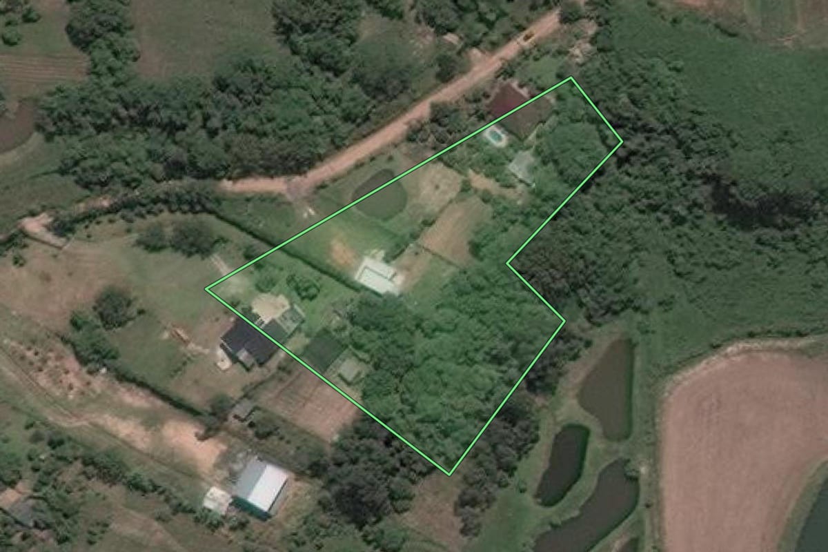 Imagem de satélite do imóvel rural em Santa Maria (RS), com o contorno declarado no CAR desenhado por cima.