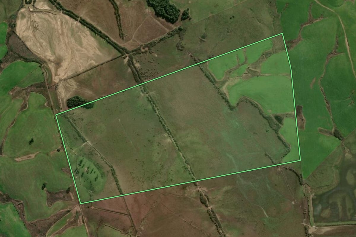Imagem de satélite do imóvel rural em Santa Maria (RS), com o contorno declarado no CAR desenhado por cima.