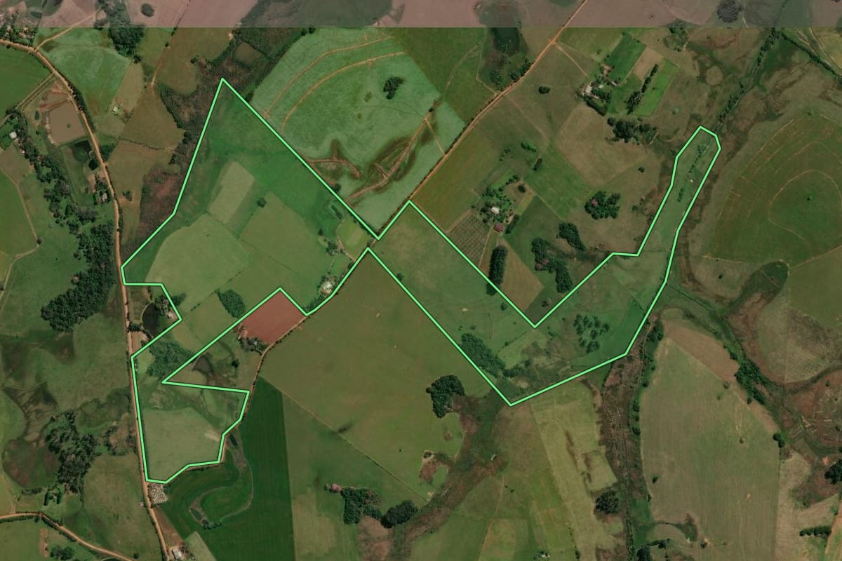 Imagem de satélite do imóvel rural em Santa Maria (RS), com o contorno declarado no CAR desenhado por cima.