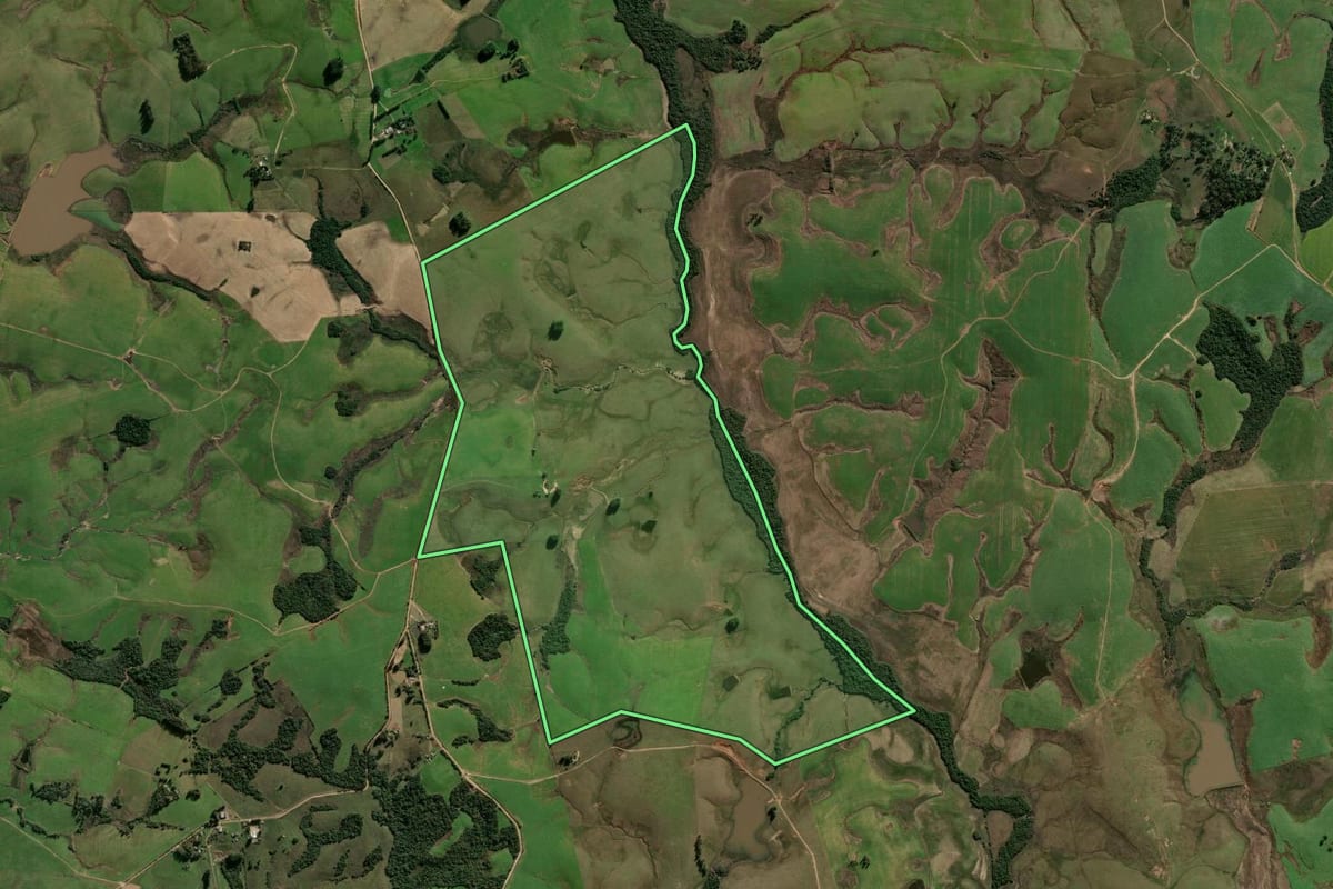 Imagem de satélite do imóvel rural em Santa Maria (RS), com o contorno declarado no CAR desenhado por cima.